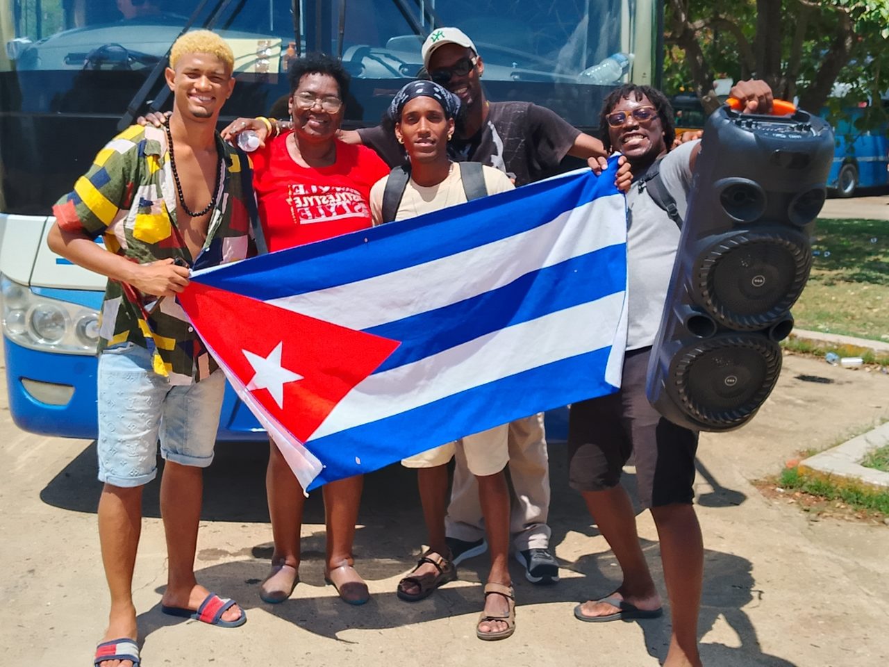 Danseurs et drapeau cubain