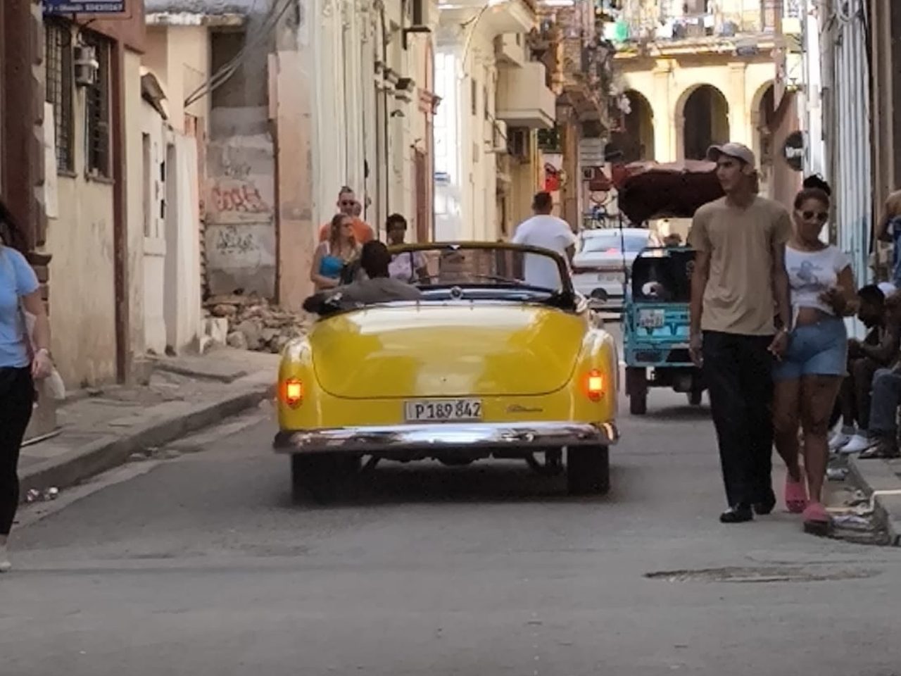 Voiture ancienne jaune dans une rue de Cuba